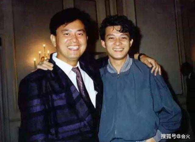 视频|原创69岁陈百祥罕露面，挺大肚腩发福明显打扮朴素，满头白发难掩沧桑