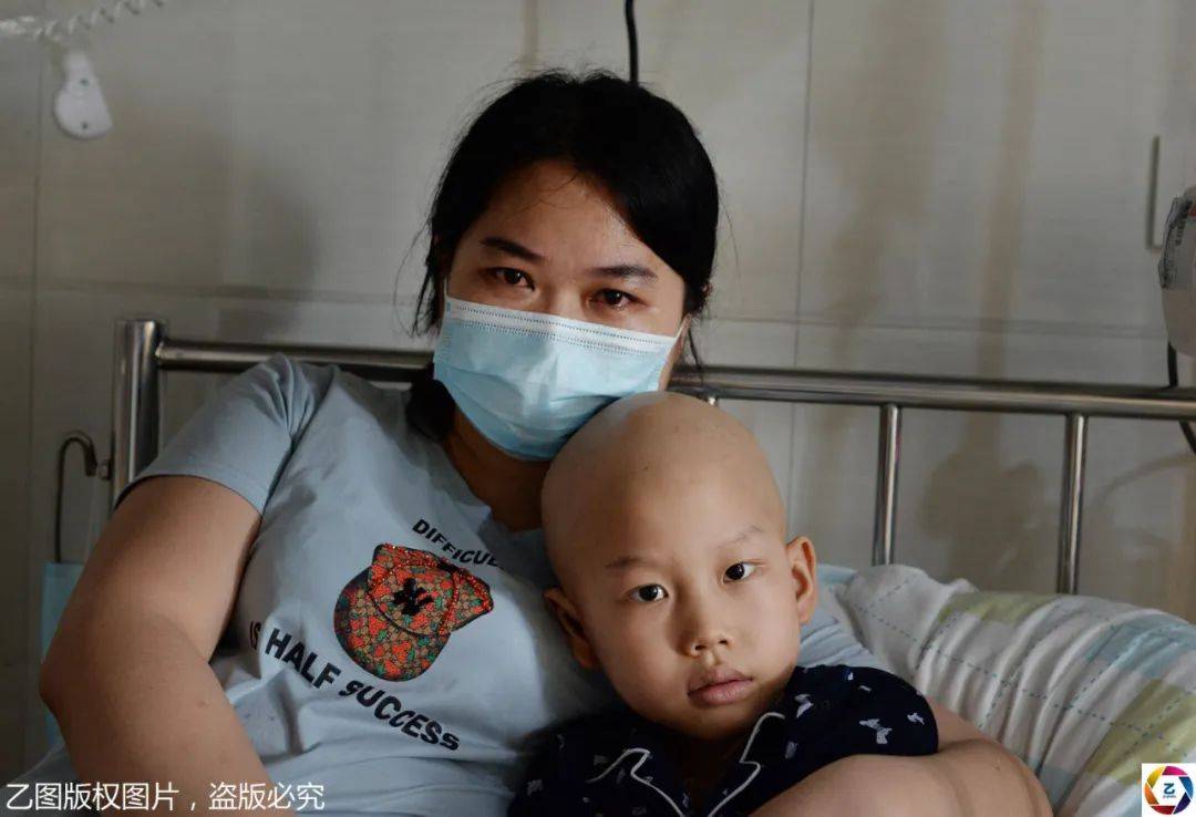 儿子|高温下，男子挥汗如雨扛包爬楼，每天扛数吨货却难救儿子的命?