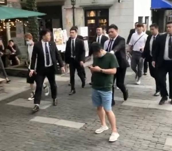 视频|如何看待李佳琦“出巡”，保镖推路人让道？