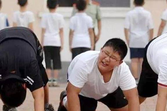 脖子|检查后，医生的话让宝妈自责又“好笑”7岁女儿脖子发黑洗不掉