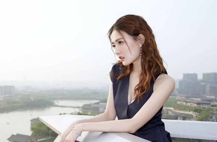曹曦文|80后“小刘涛”在扮嫩,而90后徐璐却装老成,难怪不温不火?
