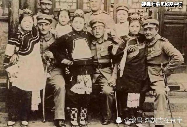 故事传记|清末老照片，一家六口在废墟中吃饭，最后一张是官员养尊处优的真实写照，