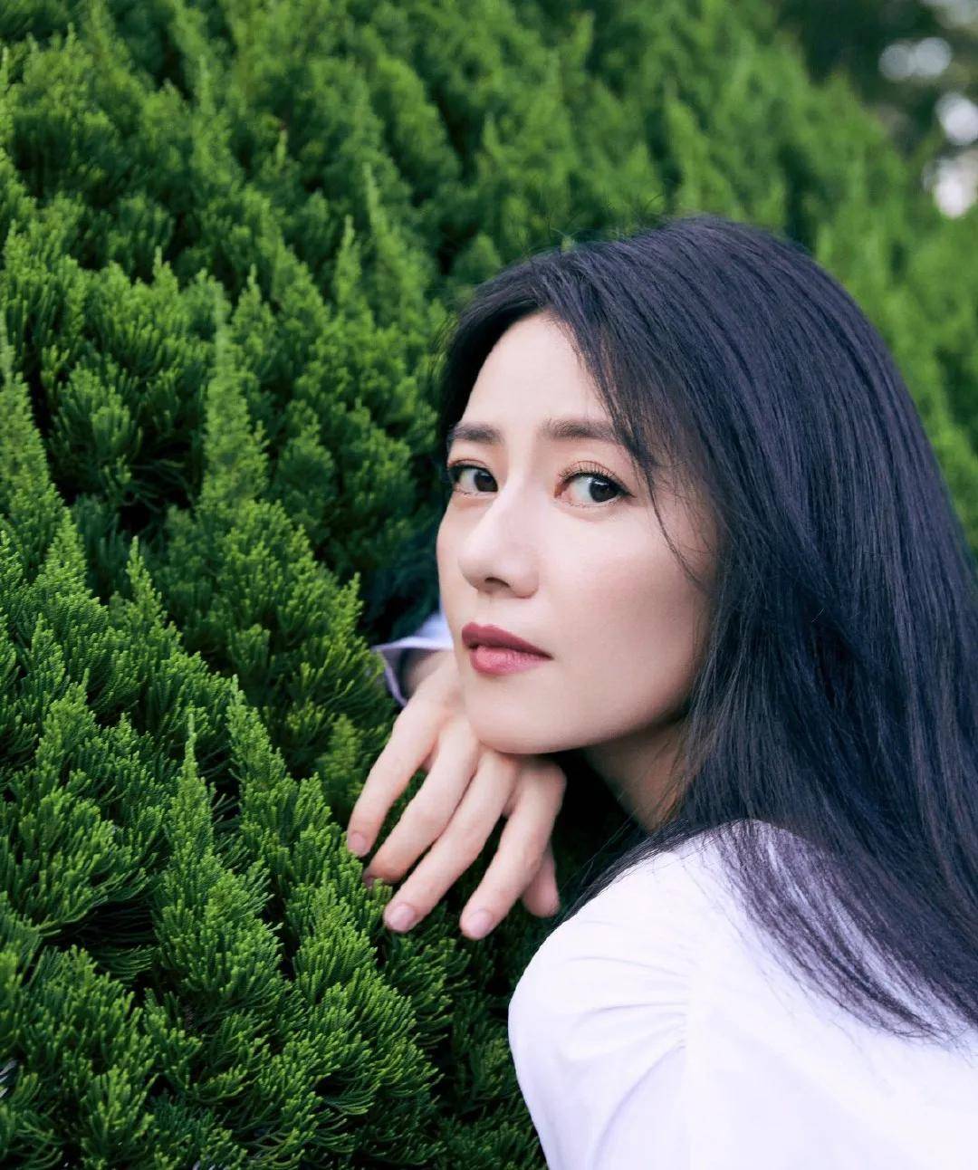 白衣|高圆圆不愧是“国民女神”，白衣黑裙尽显优雅气质，简直梦中情人