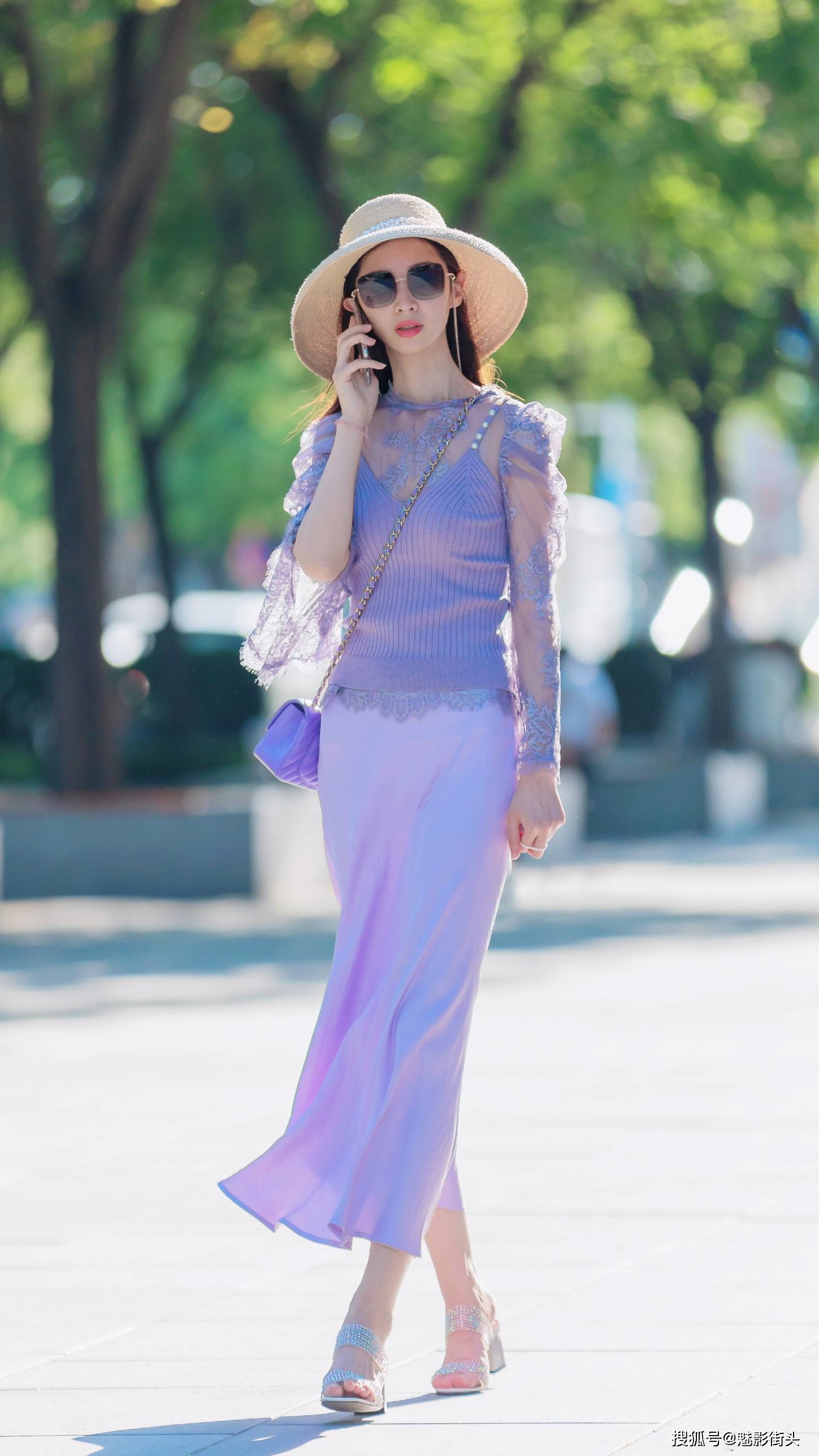紫色的碎花连衣裙，搭配一双高跟鞋，尽显优雅的女人味|碎花|紫色|高跟鞋_新浪新闻