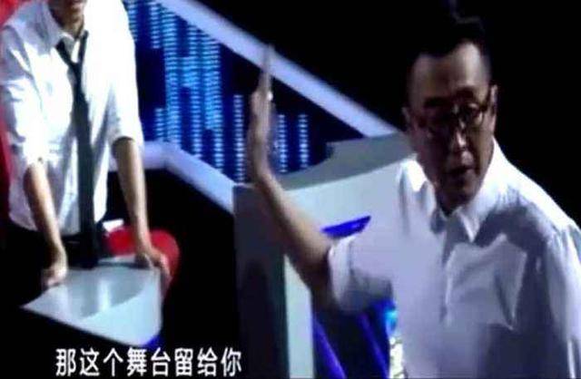 乐嘉近照曝光！光脚演讲发福明显，网友：一手