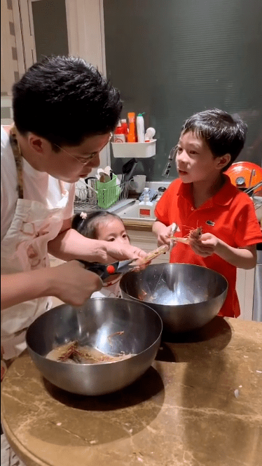 豪门|原创郭晶晶调侃不照顾霍启刚，但却深夜送夜宵，豪门少有的亲密夫妻