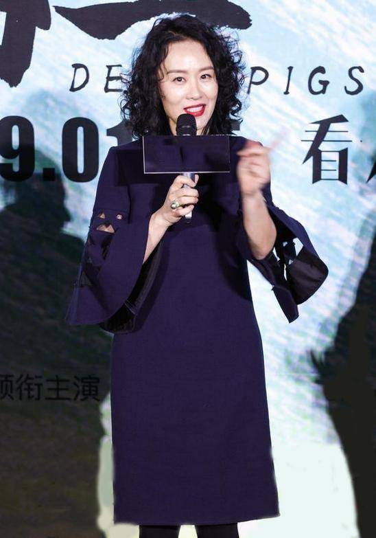 邬君梅|邬君梅年过半百品位不倒，镂空袖直筒裙配红唇，54岁精致到骨子里