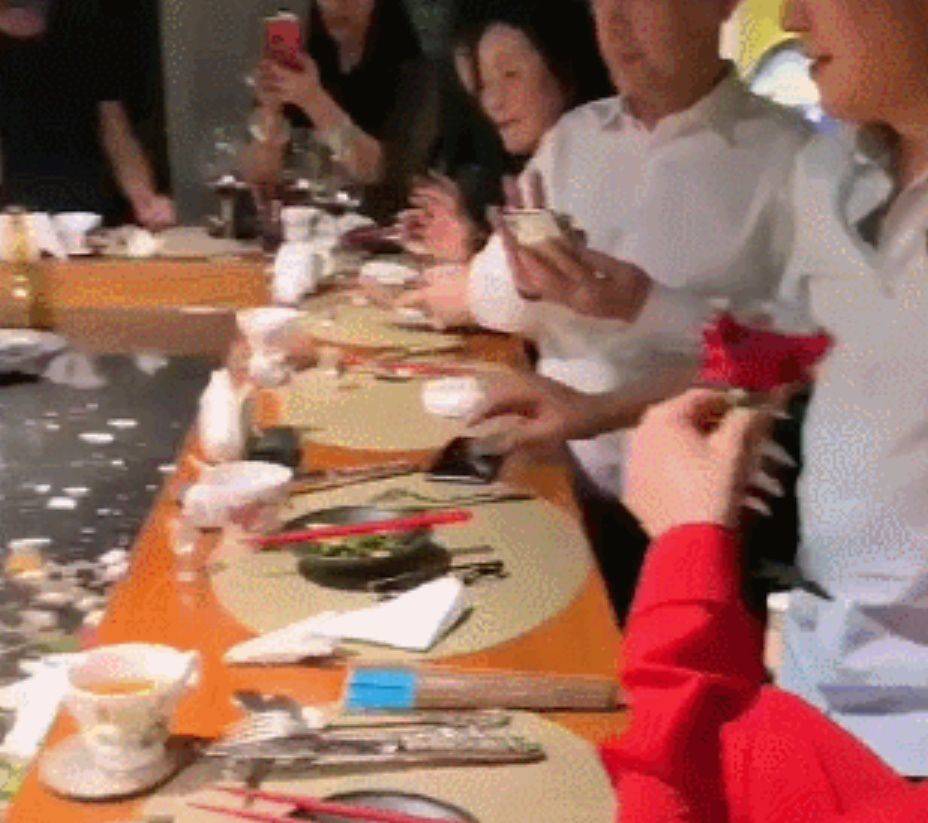 玫瑰|杨丽萍不吃米饭不生娃，居然生吃玫瑰？网友：当自己孔雀啊？