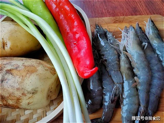 香辣|香辣开胃又下饭，一次20只不够吃大虾别再水煮了！教你新做法