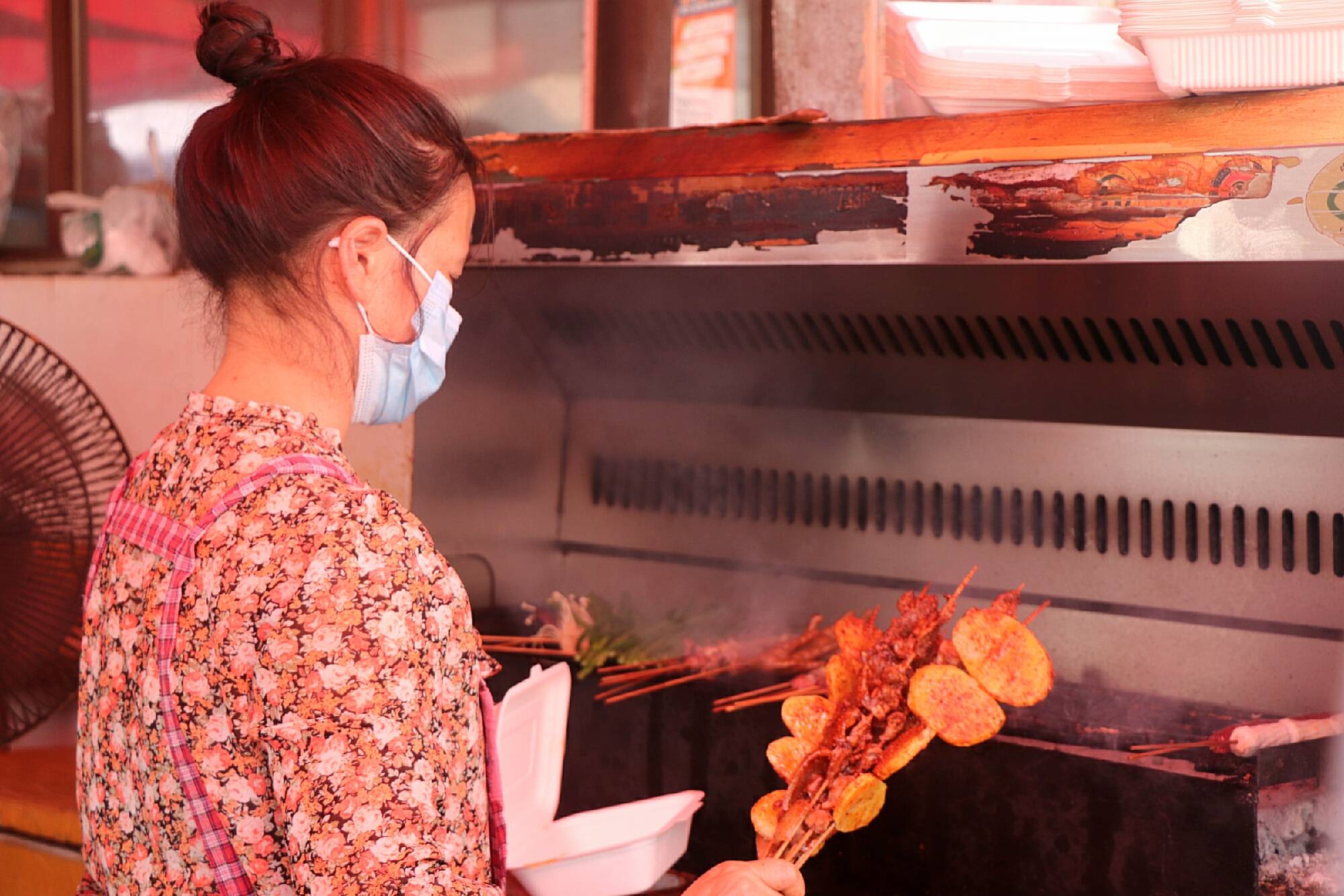 丽江|堪称老丽江代表！【细数丽江地摊美食】白天就开炉！这家烧烤摊藏在市场20年