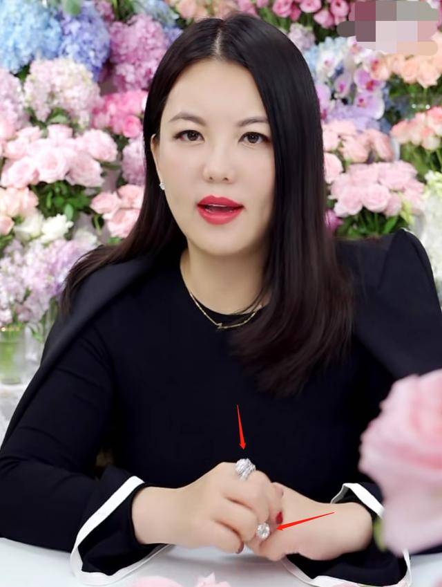 王诗龄|原创李湘秀鸽子蛋贵气袭人，自揭心情糟糕，被指对王岳伦壁咚难释怀