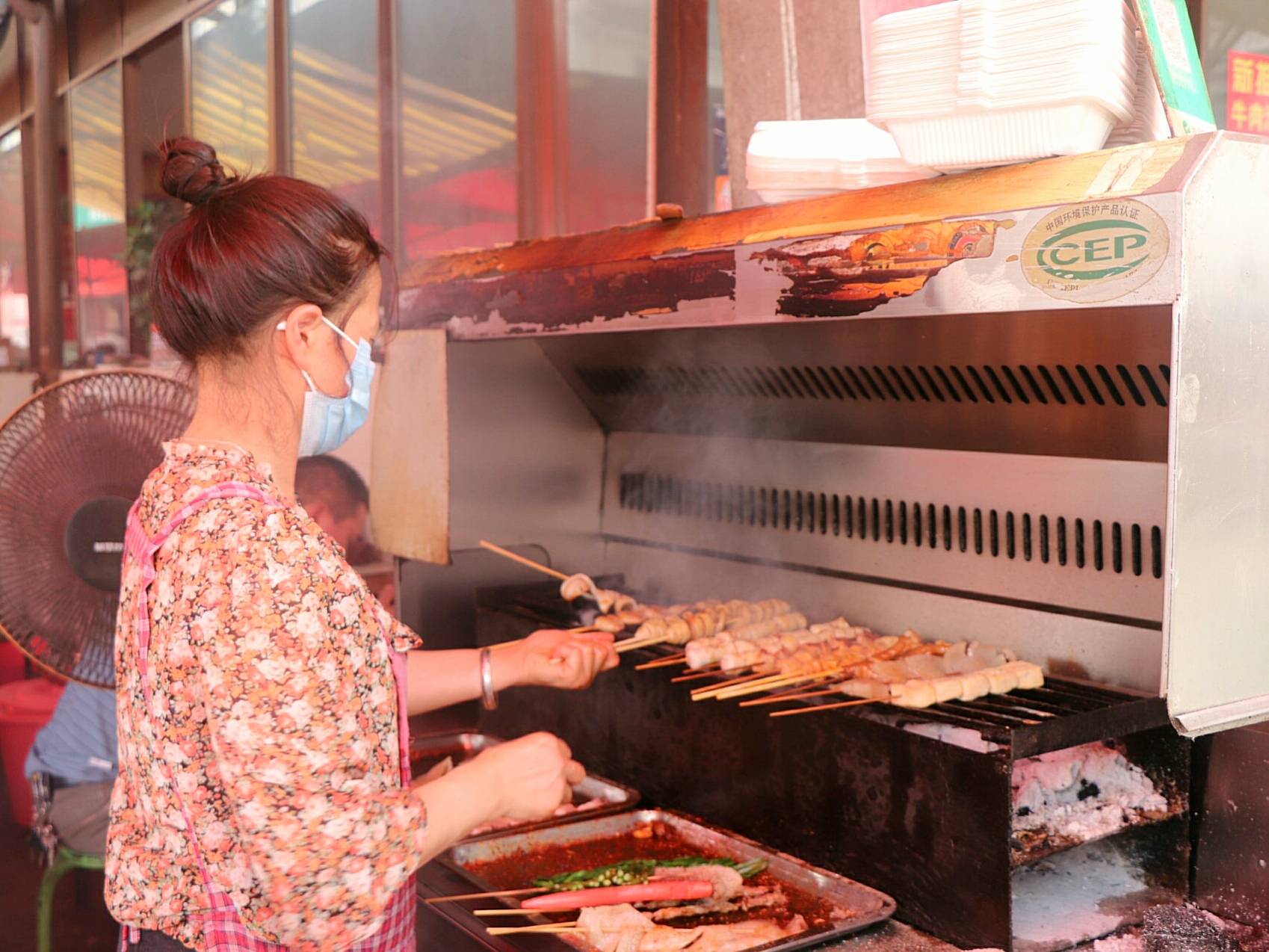 丽江|堪称老丽江代表！【细数丽江地摊美食】白天就开炉！这家烧烤摊藏在市场20年