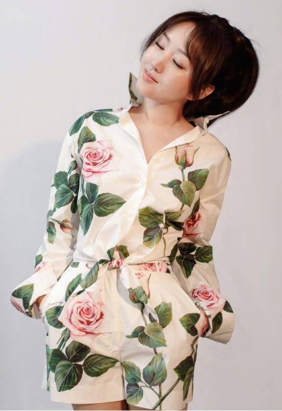 杨钰莹|杨钰莹体态没岁月感,穿紧身连体裤秀窈窕身材,曲线不输小姑娘