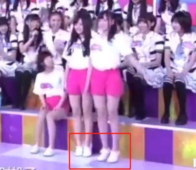 电灯|原创鞠婧祎真实身高又添实锤，只比电灯开关高一点，还穿了增高垫