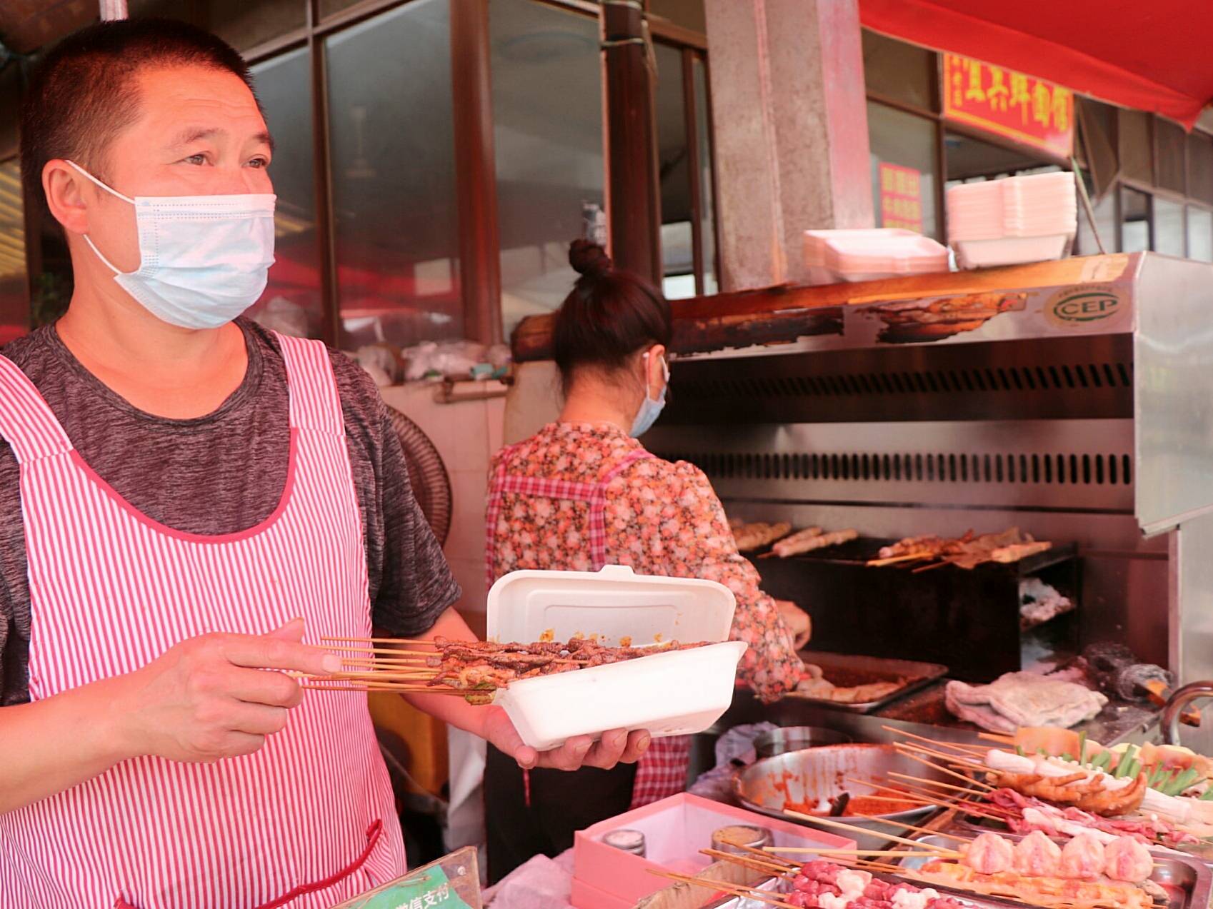 丽江|堪称老丽江代表！【细数丽江地摊美食】白天就开炉！这家烧烤摊藏在市场20年