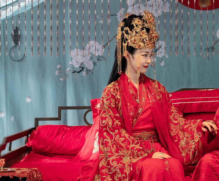 《赘婿》七夕首发剧照,宋轶婚服造型太惊艳了,与郭麒麟cp感十足