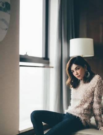 曲线|Ella真有女人味，穿抹胸裙秀曲线，网友：当年的假小子不见了