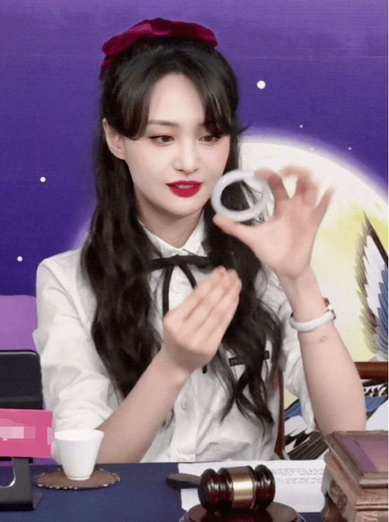 小爽|原创郑爽学乖了，再直播不耍脾气，她全程堆笑主持人却小心翼翼