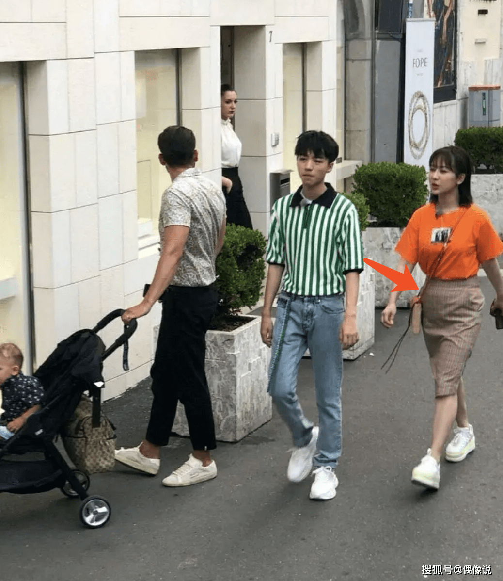 褶子|杨紫新广告胖出游泳圈，腹部两道褶子明显，身高167cm的女孩真难