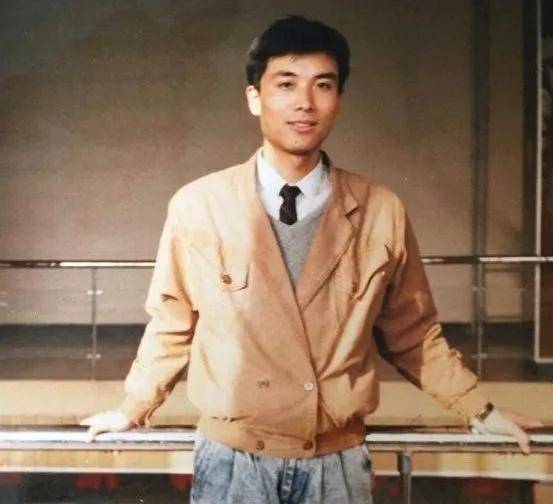 节目|原创能靠颜值圈粉，稳坐“最帅主持人”的郭志坚，为何低调养儿19年