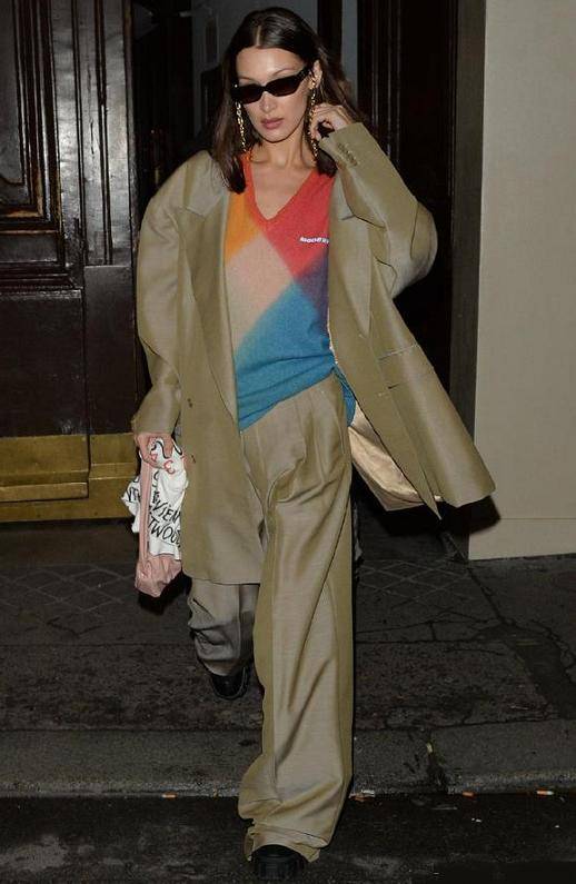 垫肩|超模姐妹垫肩造型齐翻车,拉宽身材还显老,网友:超模审美太难懂