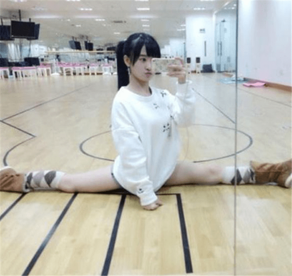 女星们秀一字马杨幂袁冰妍还好看到沈梦辰别难为自己了