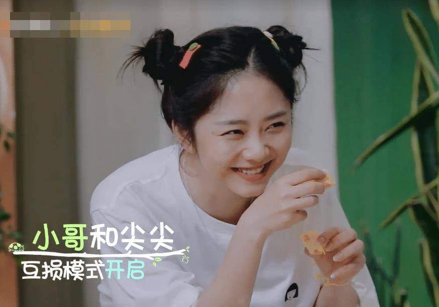 谭松韵被陈哲远夸人好,我却注意张新成的反应,关系亲疏很明显