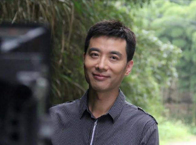 节目|原创能靠颜值圈粉，稳坐“最帅主持人”的郭志坚，为何低调养儿19年