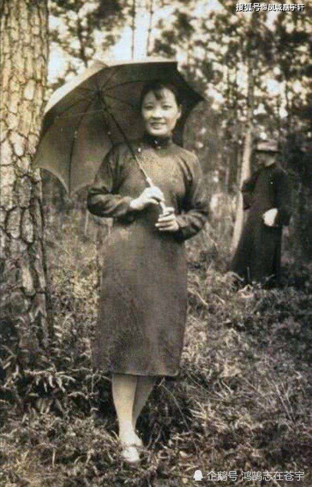 老照片,抽鸦片的婉容两眼迷离,理平头的川岛芳子女人味全无