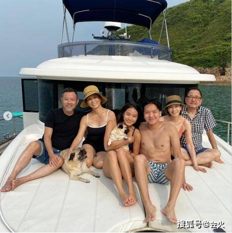 61岁毛舜筠罕晒泳装照,身材火辣大长腿吸睛