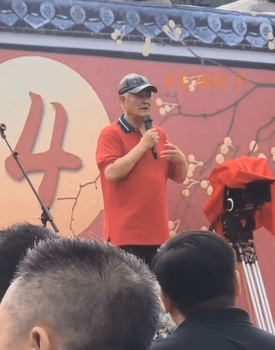 《刘老根4》开机仪式,赵本山登台讲话,头发全白肚腩明显