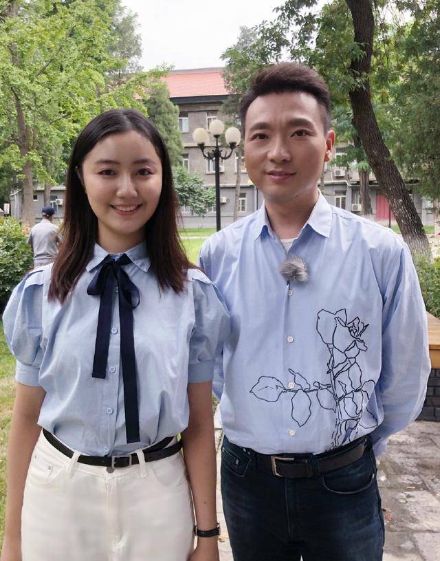 今年高君雨19岁,在中国传媒大学读播音专业,央视主持天团中的几位