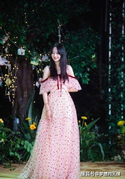 粉色|被郑爽惊艳了！一身粉色“露肩纱裙”营业效果甜美温柔