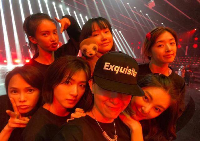 姐姐|原创李斯丹妮发文为总决赛应援，表演可圈可点，全员婚纱嫁舞台太惊艳