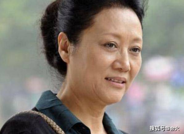 近况|原创65岁王丽云近况曝光，腰肌拉伤走路颤巍要人扶，面无血色显沧桑