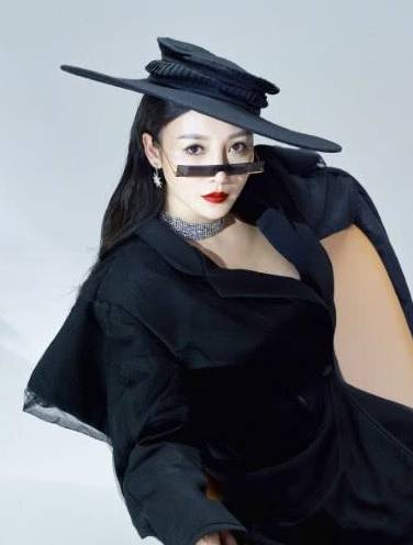 西装裤|柳岩拍时尚大片,西装裤配高跟变大佬,好身材惹人羡