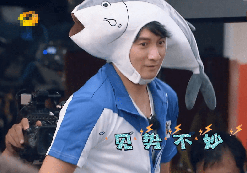 表情|原创吴奇隆因身高被气成表情包，够不着张国伟的背，录综艺表情绝望