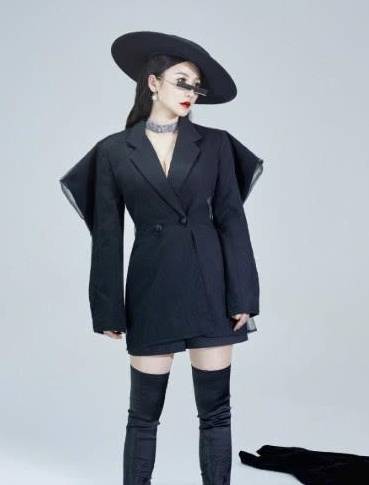 西装裤|柳岩拍时尚大片,西装裤配高跟变大佬,好身材惹人羡