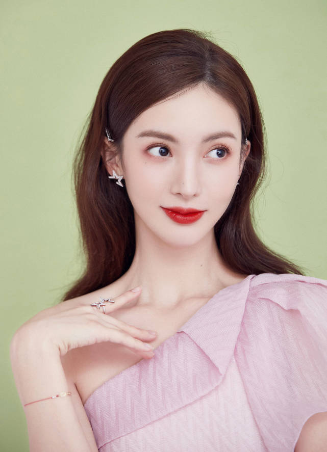 造型|原创婚纱造型出众，悬空一字马惊艳，她不出道难以收场