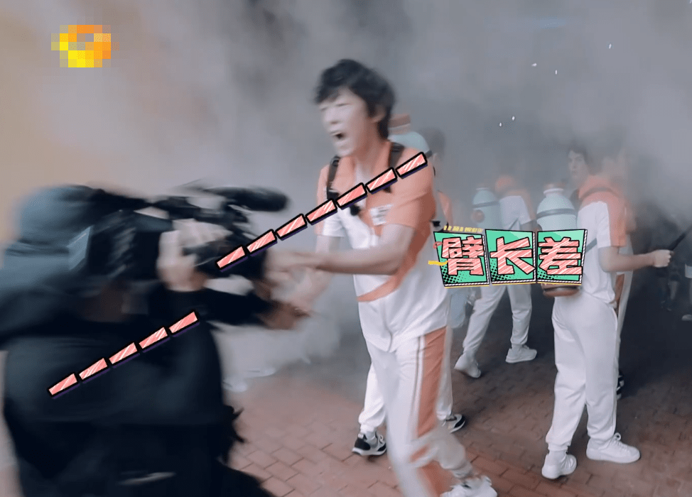 表情|原创吴奇隆因身高被气成表情包，够不着张国伟的背，录综艺表情绝望