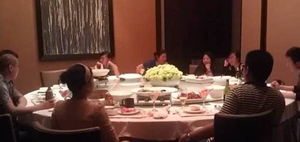 一番话|穷小子同学聚会被嘲讽,偷偷离席,服务员一番话让所有人愣住