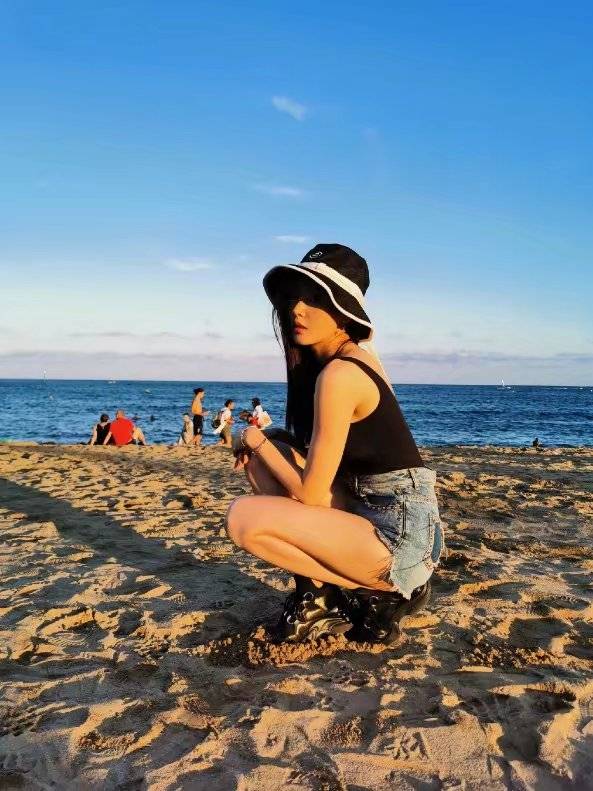 姿势|张天爱“沙滩美照”解锁新姿势，身材比例惹心动，体重过百做不到