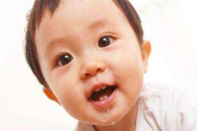 水流|实际上是身体出现问题，妈妈们注意到了吗宝宝口水流成“河”