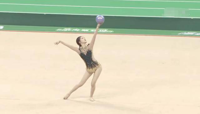 姐姐|赵露思生图脸大腰粗，与精修图判若两人，显胖的她很吃亏