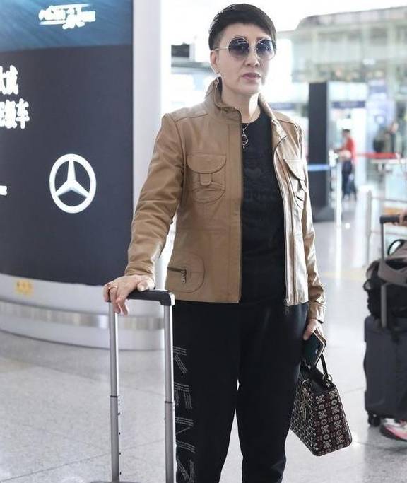 毛寸|“国民丈母娘”张凯丽走机场，鬓角剃的比毛寸还短，看着就不好惹