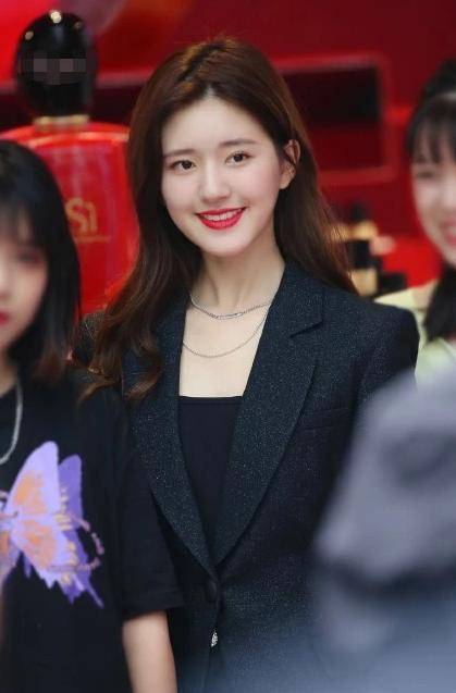 姐姐|赵露思生图脸大腰粗，与精修图判若两人，显胖的她很吃亏