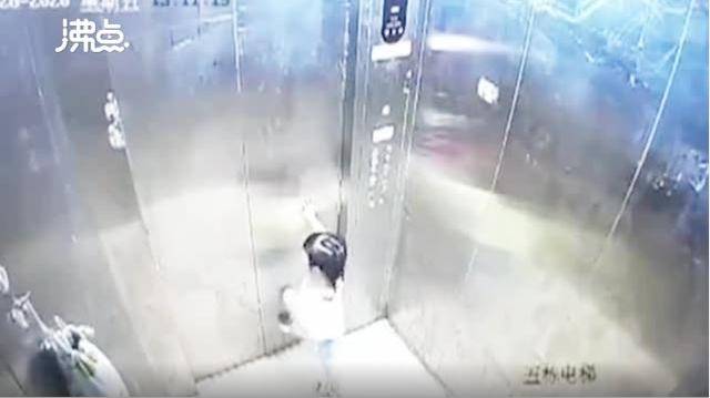 3岁女童滞留电梯找家长时坠亡,网友 把孩子交给行动不便老人