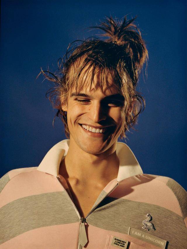 身材修长|他15岁出道成为高奢代言人，身材修长长相老气，被嘲不如老爸？