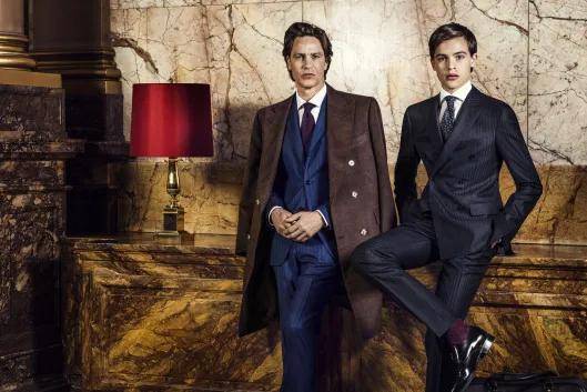 身材修长|他15岁出道成为高奢代言人，身材修长长相老气，被嘲不如老爸？