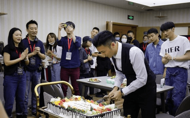 三胎生父真是謝霆鋒？張柏芝三胎兒子畫蛋糕和生日禮物，配文「爸爸」引猜測 娛樂 第7張